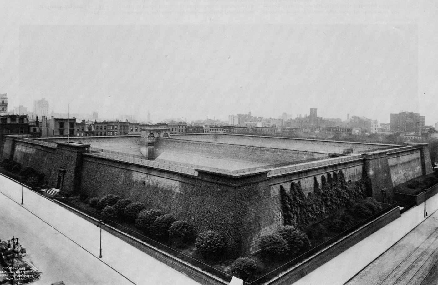 The walls of the Croton Distributing Reservoir on Fifth Avenue in 1898.