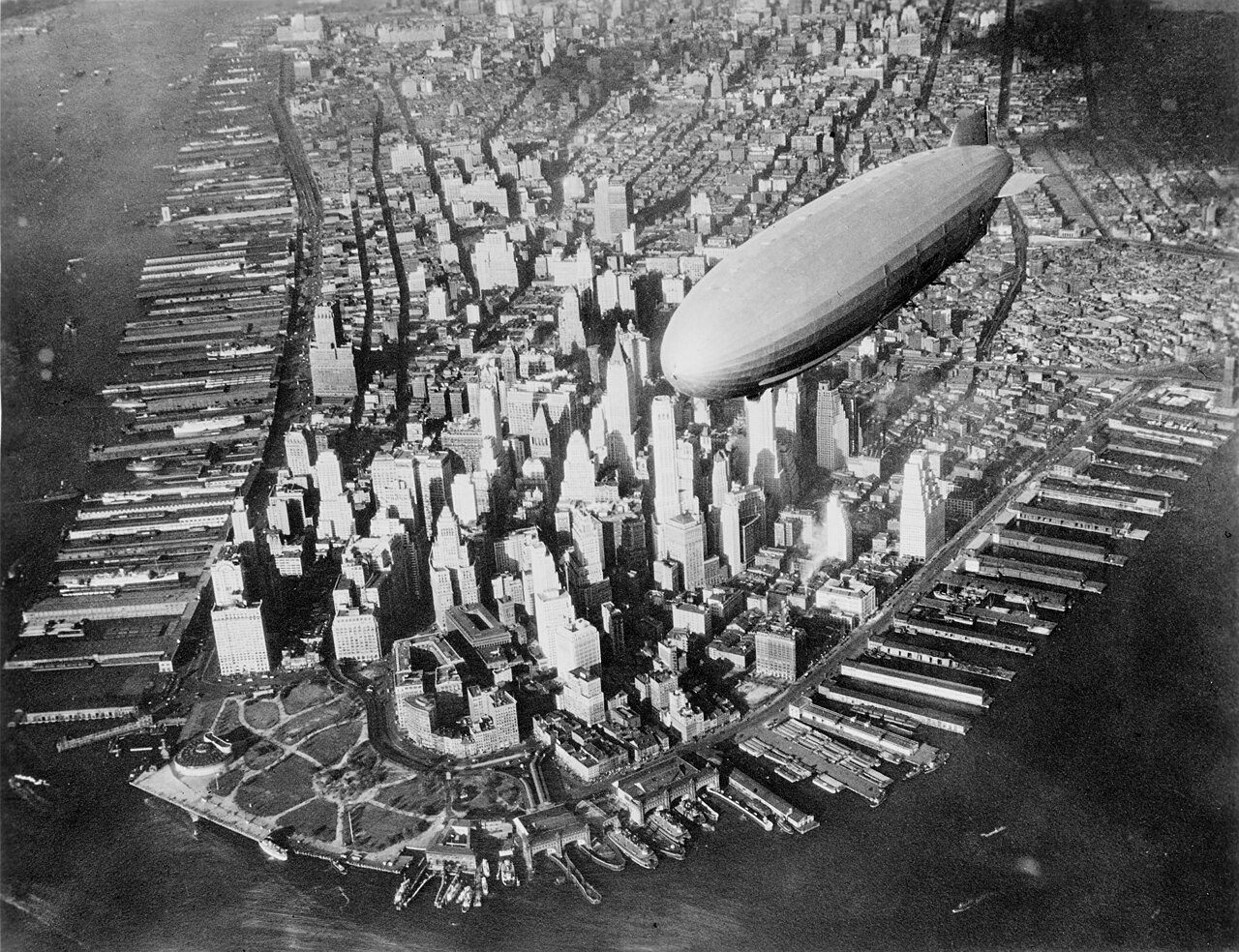 Aerial view of lower Manhattan around 1931 to 1933 with the Navy airship USS Akron, the district where 40 Wall Street stands