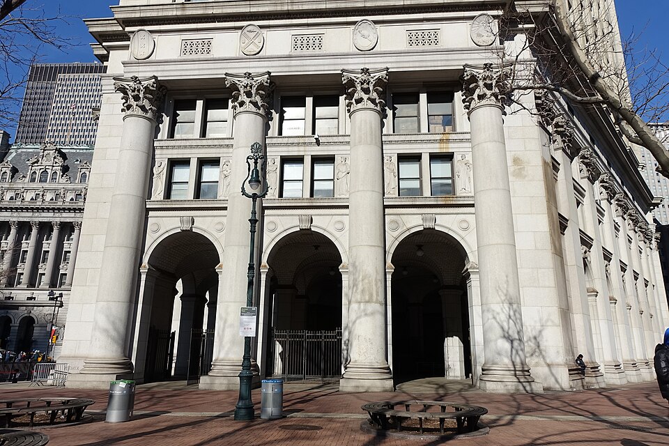 Columns and arch at the Municipal Building's Chambers Street entrance - Manhattan Municipal Building, New York City