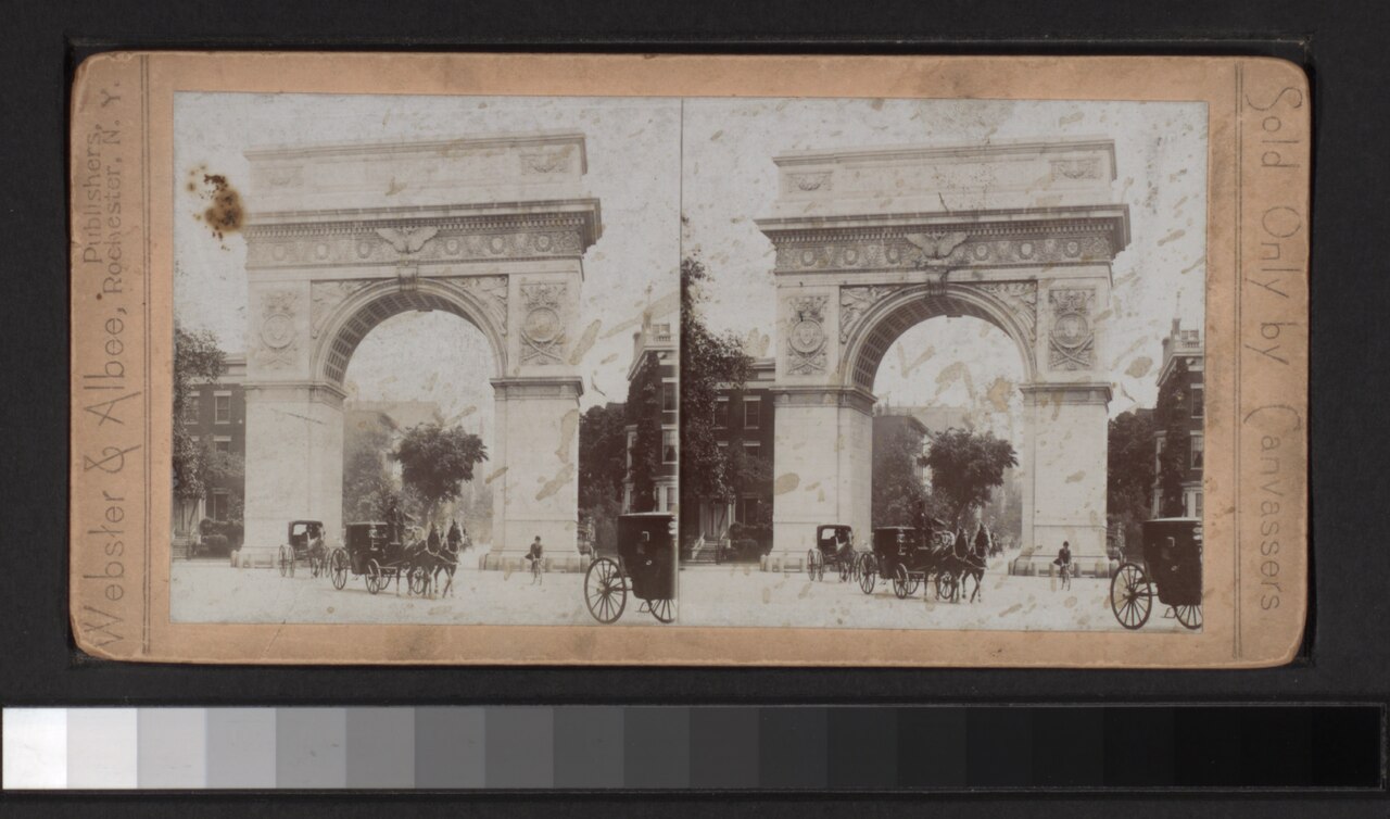 A stereograph card from about 1900 showing the Washington Arch with horse-drawn carriages in front